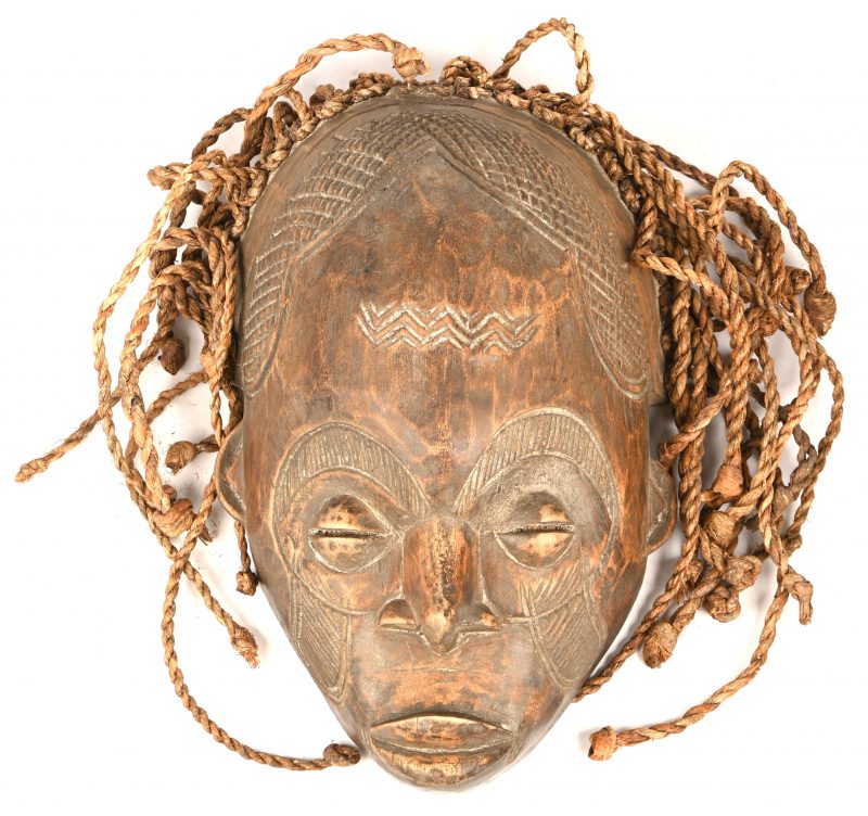 Een gesculpteerd houten masker, mogelijks Chokwe.