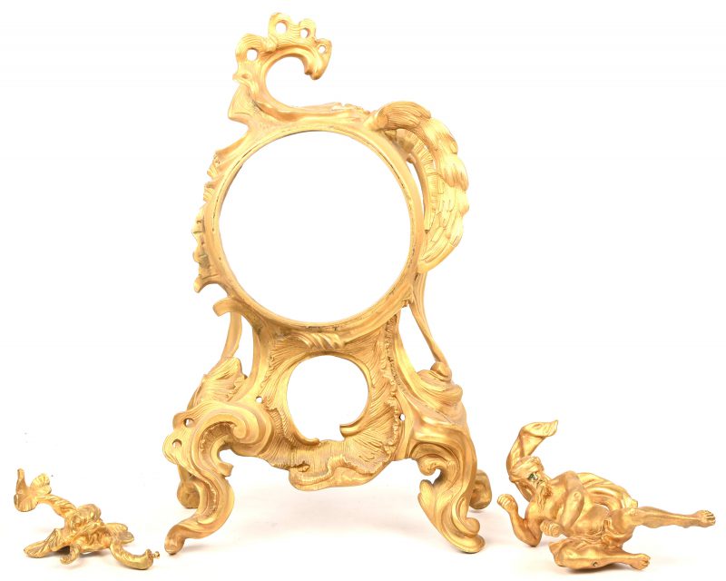 Een bronzen frame van een barokke stijl vroeg 20ste eeuwse mantelklok. Met twee stukken versiering.