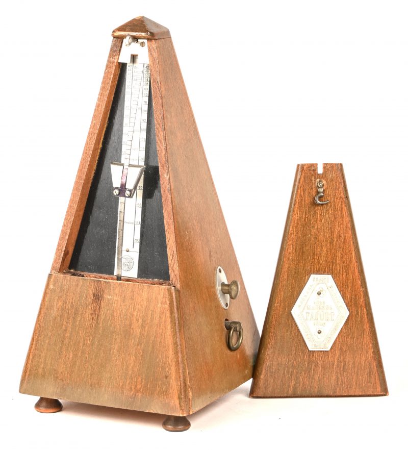 Een oude houten metronoom gemerkt Paquet.