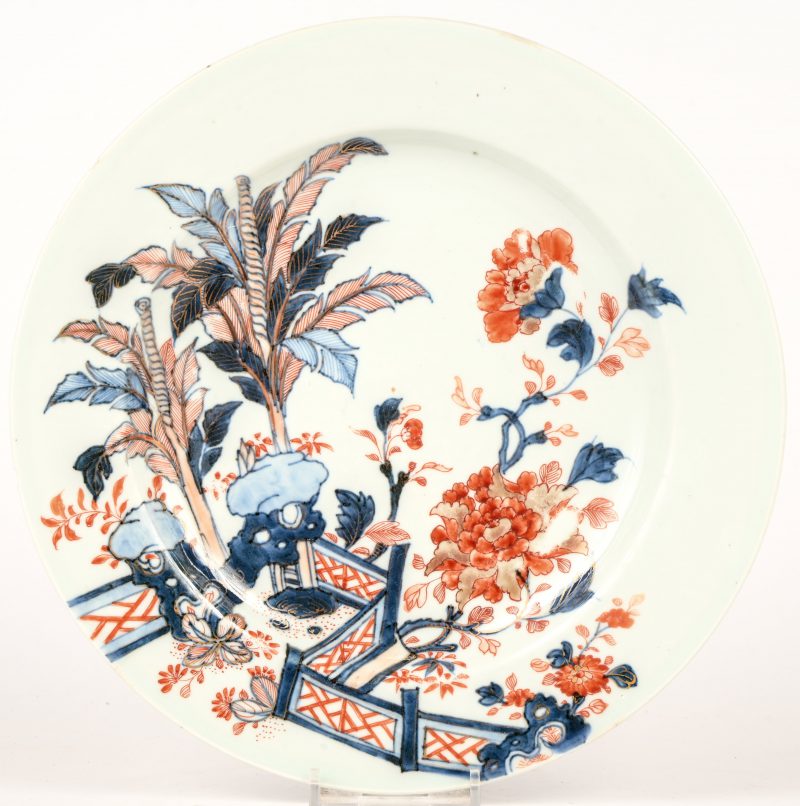 Een 19e eeuws Chinees porseleinen bord met een Quianlong decor.