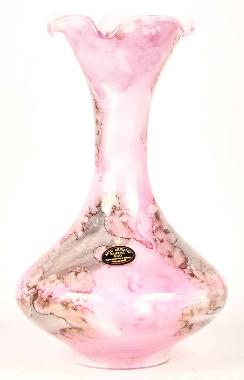 Een Murano kraagvaasje van gevlekt roze glas. Gemerkt met sticker.