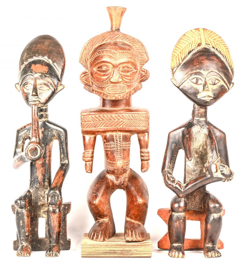 Een lot van 3 Afrikaanse gesculpteerd houten beelden.