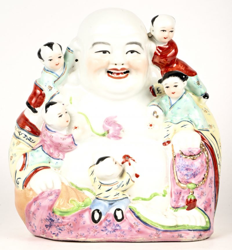 Een Chinees porseleinen famille rose lachende Buddha.