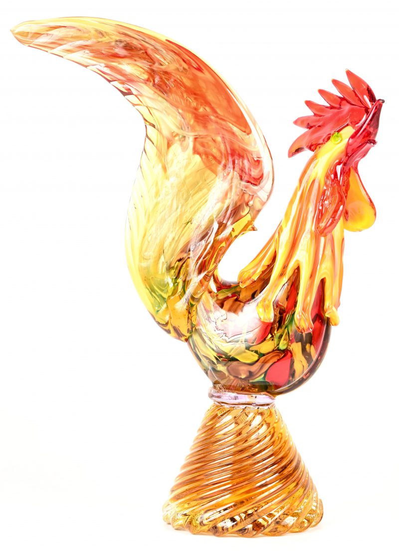 Haan in roodtinten van Murano glaspasta. Enkele kleine beschadigingen.