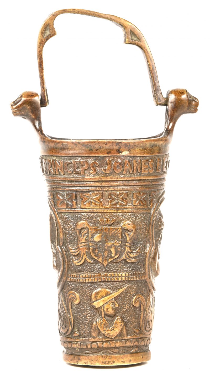Een gegoten bronzen beker naar antiek voorbeeld.