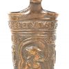 Een gegoten bronzen beker naar antiek voorbeeld.
