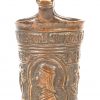 Een gegoten bronzen beker naar antiek voorbeeld.