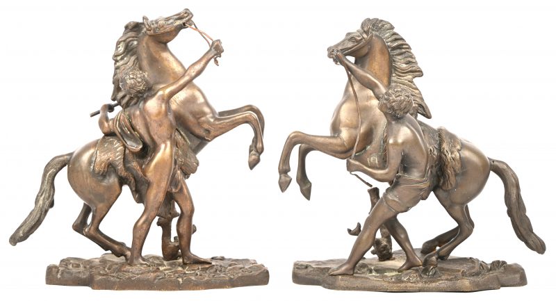 Een set bronskleurige messing beeldjes voorstellend een paard en menner.