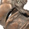 Een set bronskleurige messing beeldjes voorstellend een paard en menner.