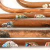 Een lot van zes houten wandelstokken waarvan één met een handvat in de vorm van een houweel.