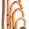 Een lot van zes houten wandelstokken.
