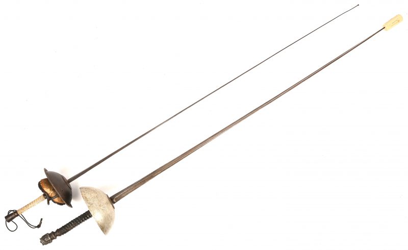 Twee oude degens. 1 degen heeft een pommel gevormd als een ridderhelm, het ander degen heeft een benen greep.