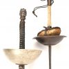 Twee oude degens. 1 degen heeft een pommel gevormd als een ridderhelm, het ander degen heeft een benen greep.