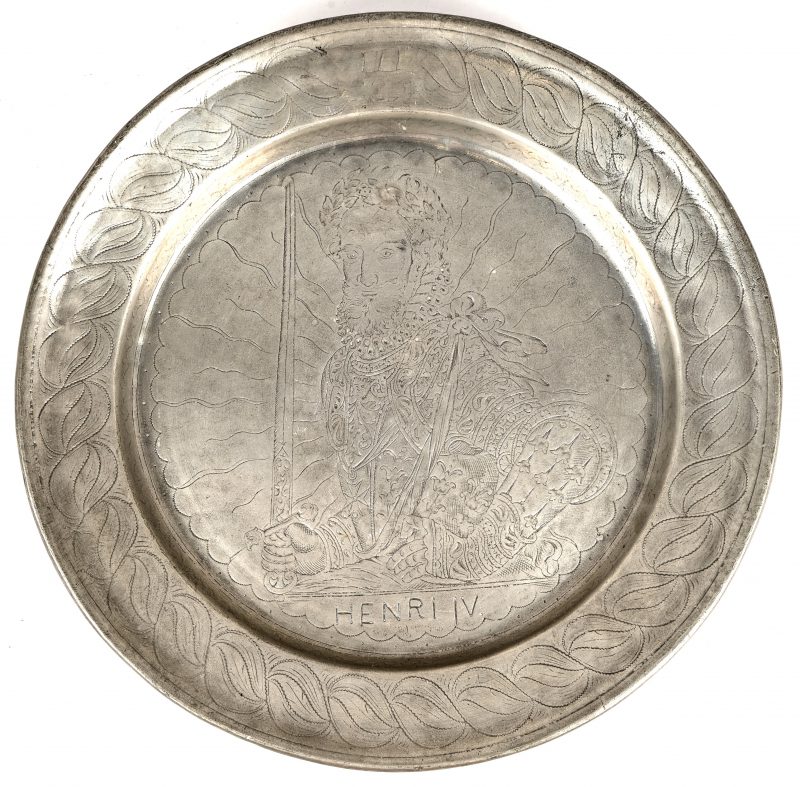Een tinnen schotel met de beeltenis van Henri IV, 2740 gram.