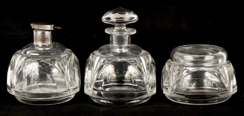 Een 3-delige kristallen parfumset, Val Saint Lambert (niet gemerkt).