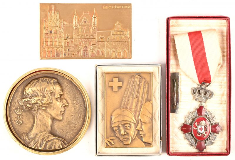 Een lot van drie penningen en een medaille met als onderwerp het Rode Kruis.