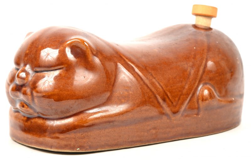 Vintage warmwaterkruik/voetwarmer. GBruin geglazuurd aardewerk in de vorm van een slapende kat. Onderaan gemerkt.