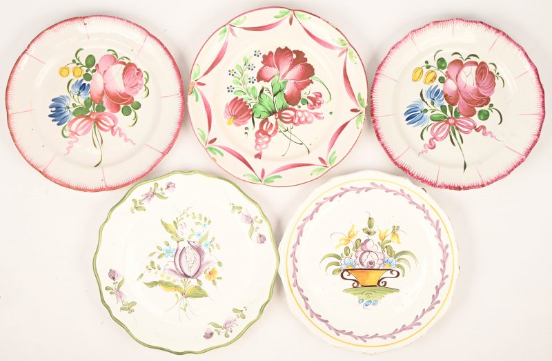 Een lot van vijf antieke Franse borden met bloemen in het decor. Een bord heeft schilferschade.
