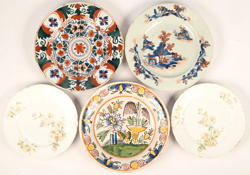 Een gevarieerd lot antieke borden. Onder andere Bretoens en Chinees.