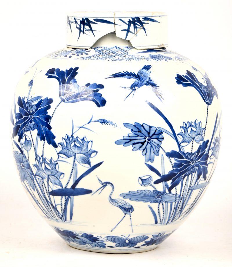 Een gemberpot van blauw wit Chinees porselein. Het deksel is gelijmd en enkele stukjes zijn manco.