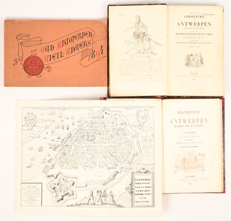 Een lot van drie boeken met Antwerpen als onderwerp. ‘Oud Antwerpen’, Max Rooses & Frans van Kuyck, 1894. ‘Chronycke van Antwerpen, 1500 tot 1575’, volgens een onuitgegeven handschrift van de 16e eeuw, 1843. ‘Beschryving van Antwerpen, Mechelen, Lier en Turnhout’, door L. Guicciardini vertaald door Kiliaen, 1854.