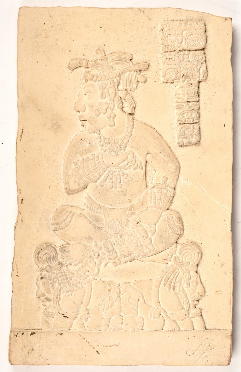Een stenen bas reliëf van Chac, de Maya regengod. Touristisch werk.