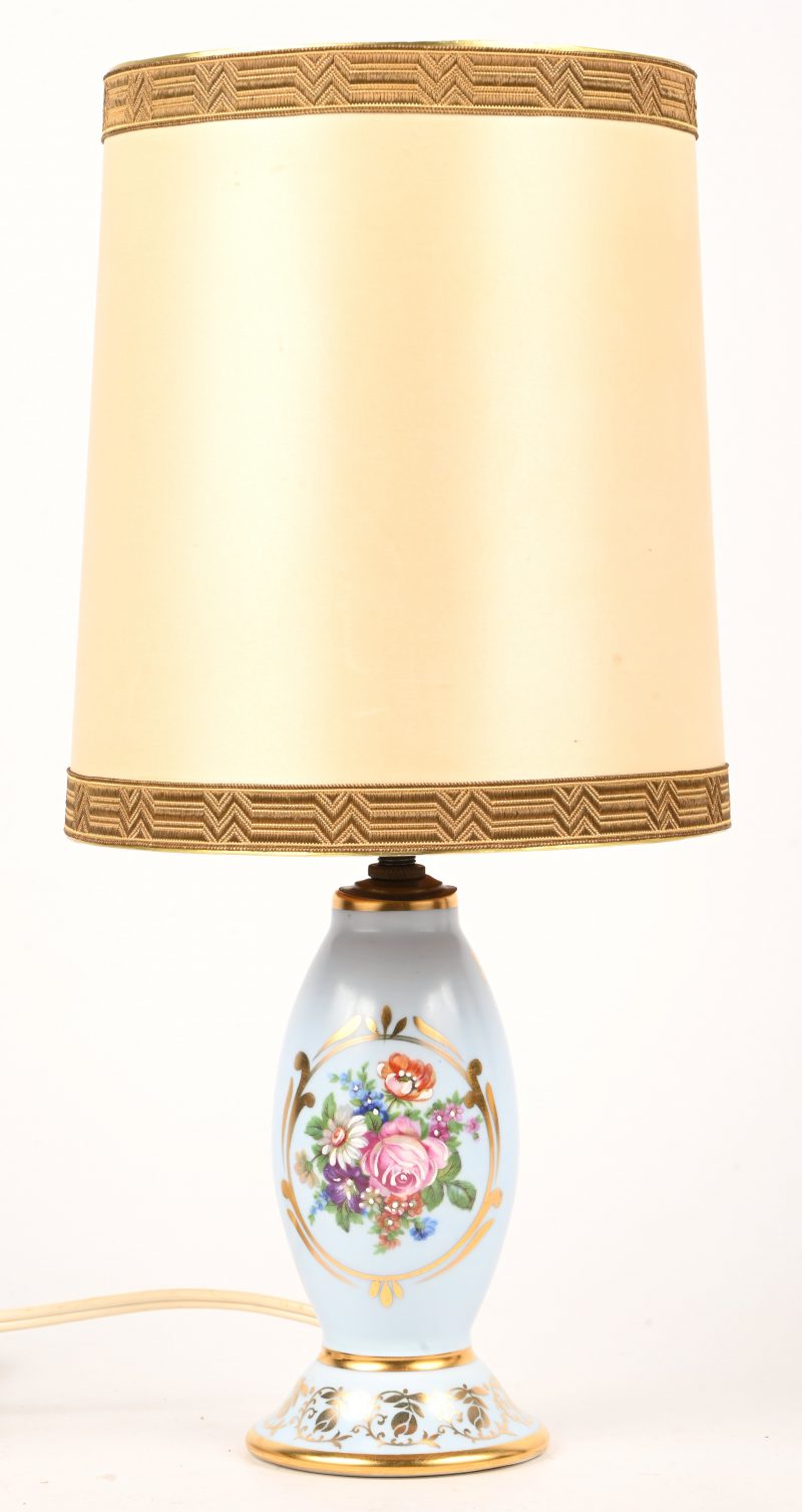 Tafellampje met een voet van Limoges porselein. Beschilderd met bloemen en goudkleurige elementen.