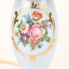 Tafellampje met een voet van Limoges porselein. Beschilderd met bloemen en goudkleurige elementen.