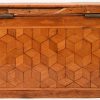 Een antiek houten kistje met marquetterie en opschrift Victorina. Achteraan het deksel een randje manco.