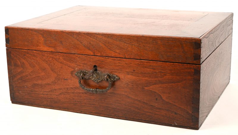 Een antiek houten kistje/koffertje, koperen handvat, werkend slot met sleutel.