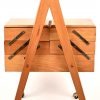 Een houten vintage naaidoos op wieltjes.