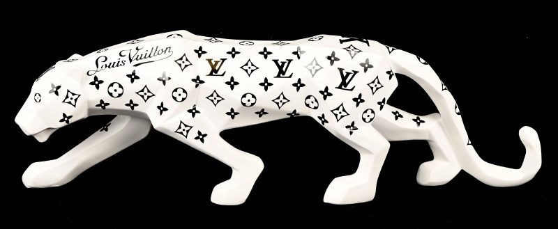 ‘Luxury Panther “Louis Vuitton”’, een beeldje van kunststof. Bestikkerd met het logo van Louis Vuitton. Getekend; Sylan. Met certificaat.