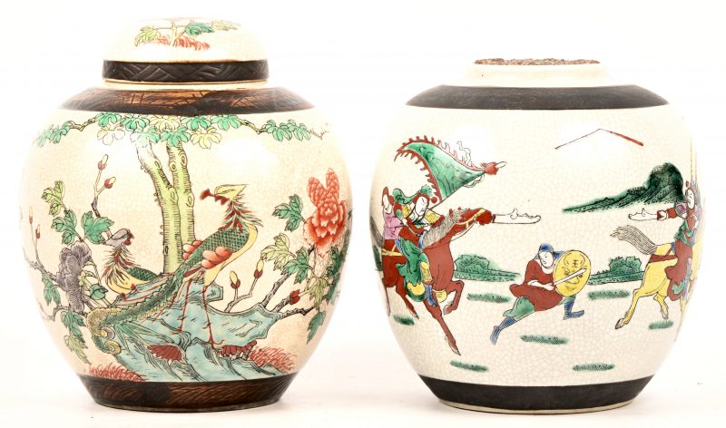 Een gemberpot met label van ‘The China Ginger Preservation Co.’. Met afsluitende kurk en deksel. Toegevoegd een exemplaar zonder deksel.
