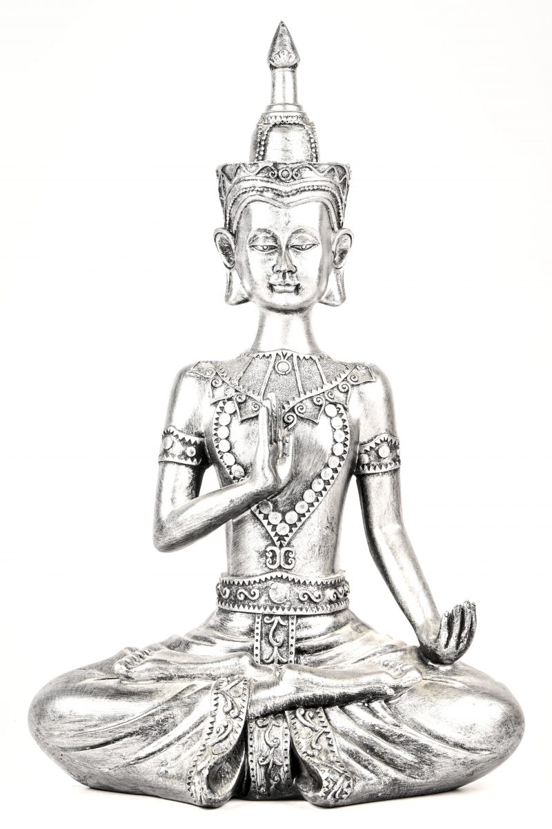 Een zilverkleurig beeldje van een thaise tempelwachter, kunststof.