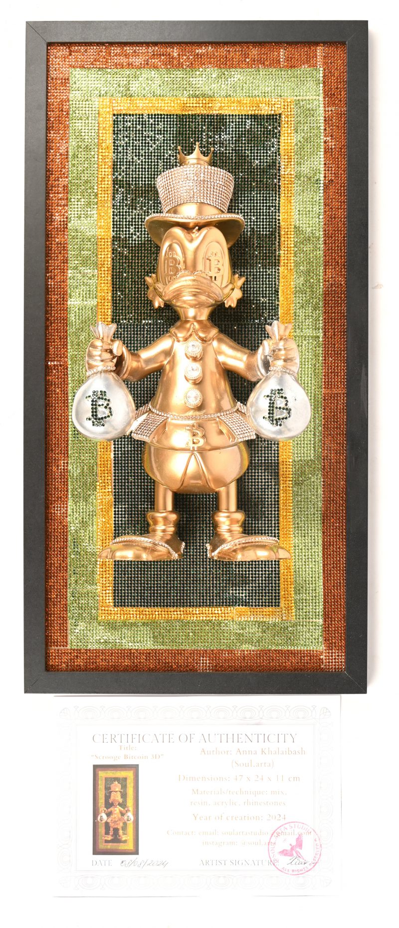 ‘Scrooge Bitcoin, 3D’, een goud en zilverkleurig beeldje van Oom Dagobert met twee zakken Bitcoins. Gemonteerd op een veld van diamond paint steentjes en versierd met imitatie diamanten. Getekend; Soul.arta. Met certificaat.