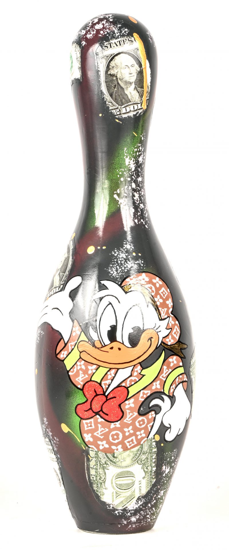 Een beschilderde bowlingkegel met de beeltenis van Donald Duck in een Luis Vuitton outfit. Met fragmenten van een dollar biljet. Onderaan getekend en genummerd; 3/5.