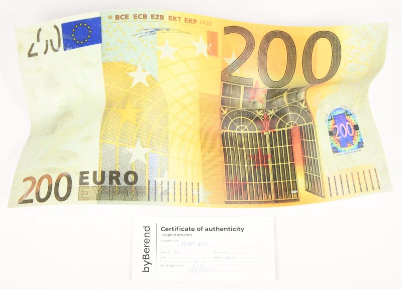 ‘Folded 200 euro’, object van kunststof. Getekend; Byberend. Met certificaat.
