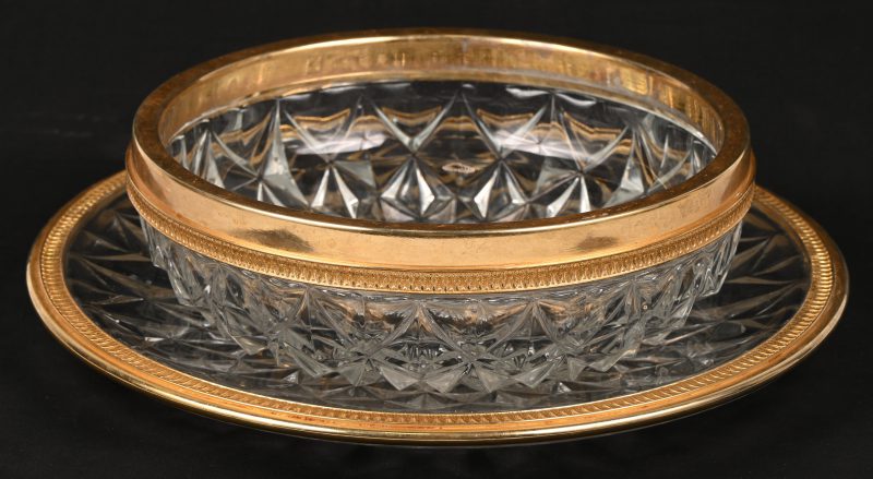 Schaal en kom van kleurloos VSL kristal. Met goudkleurige metalen rand, getekend.