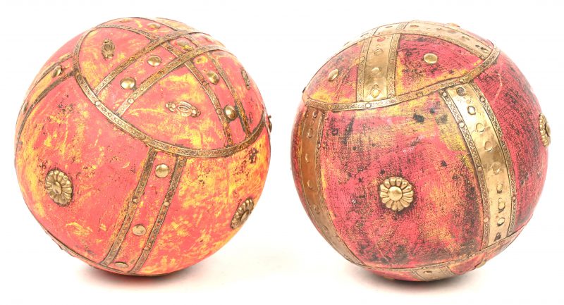 Een set van 2 decoratieve houten bollen met messing gedecoreerd, Indische afkomst.