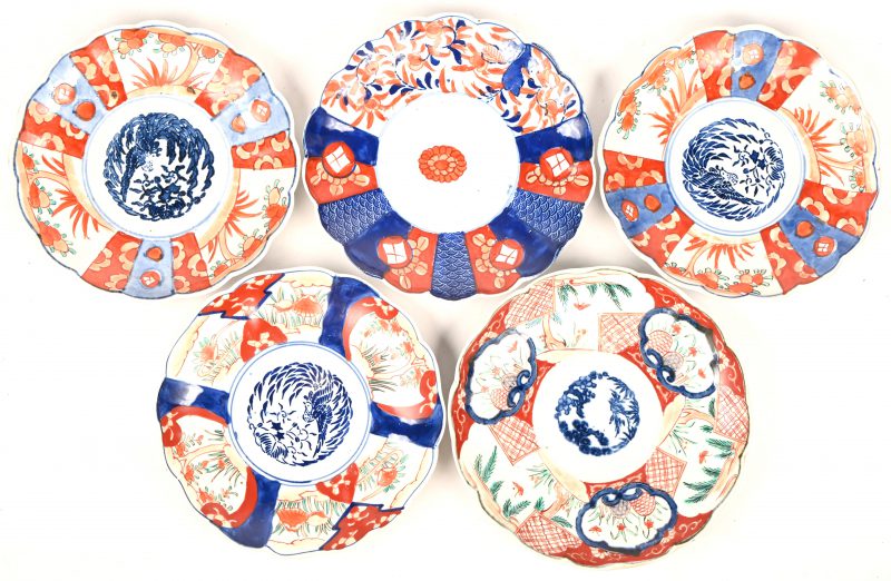 Een lot van 5 borden uit Imari porselein.