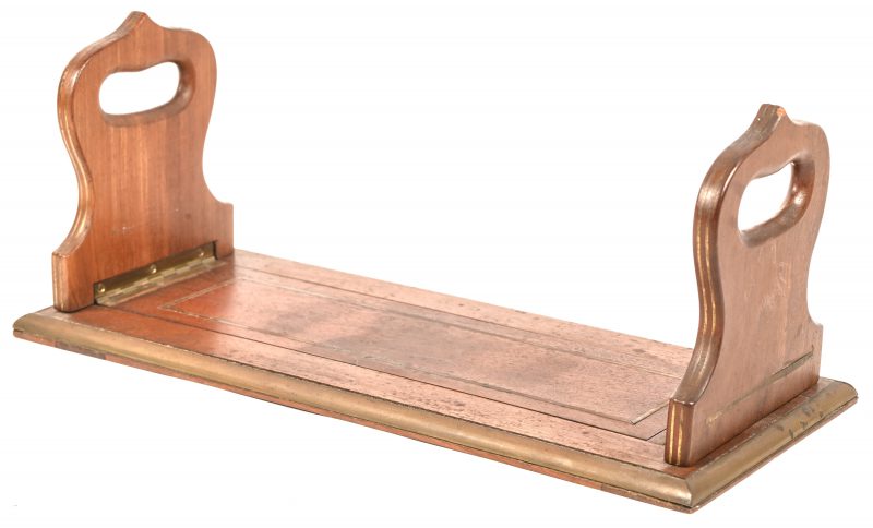Een antieke uitschuifbare houten boekensteun.