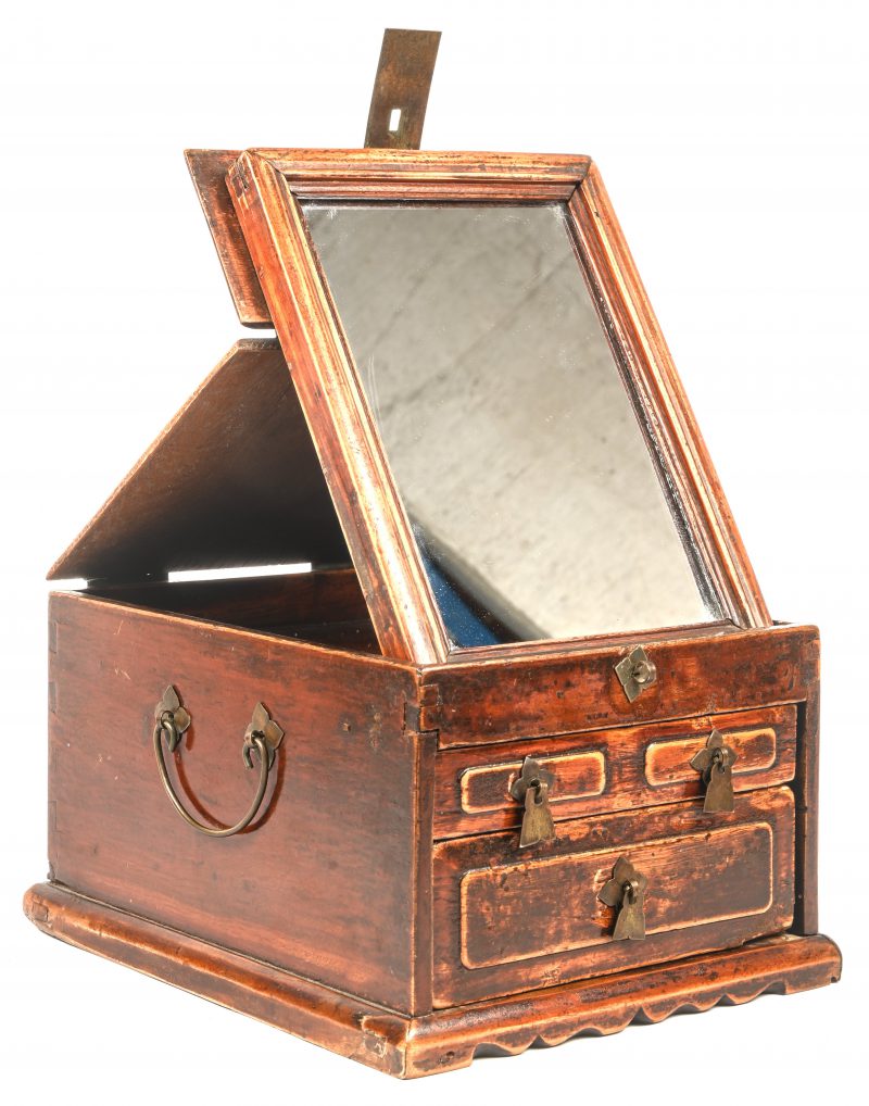 Een oud Chinees houten make-up kistje met koperen beslag.