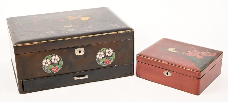 Een lot van 2 met de hand beschilderde Chinese houten kistjes.