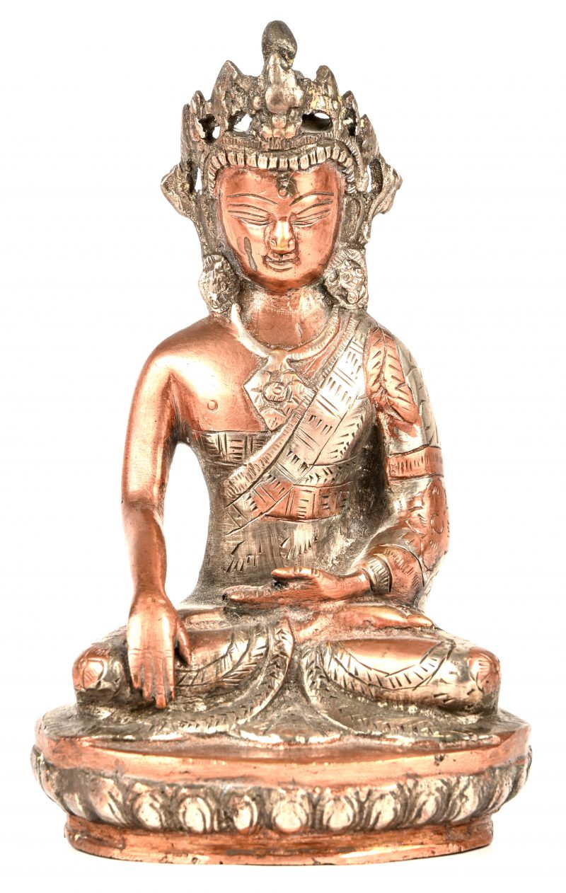 Een koperen Buddha met verzilverde delen.