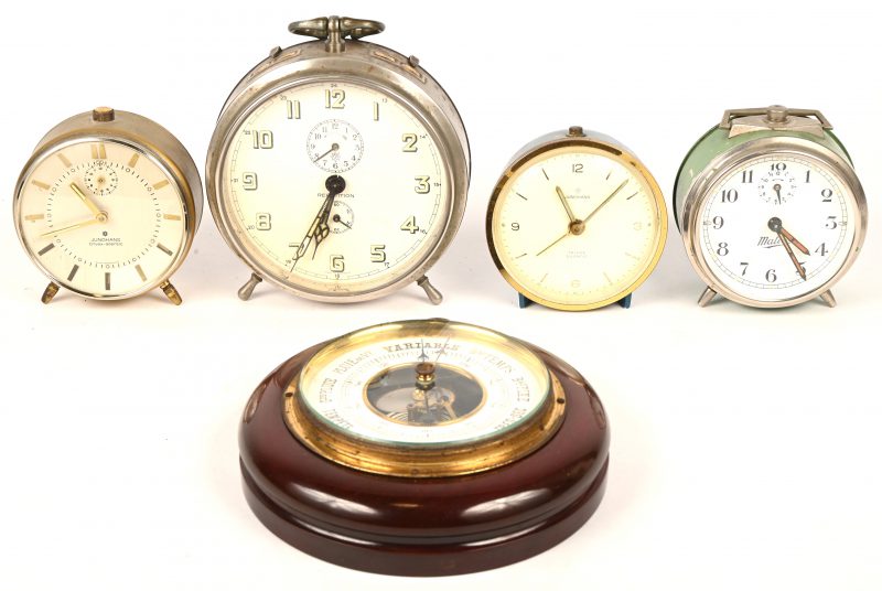Een partij oude wekkers bestaande uit 3 x Junghans, 1 x Matin en een barometer van het merk Lufft.