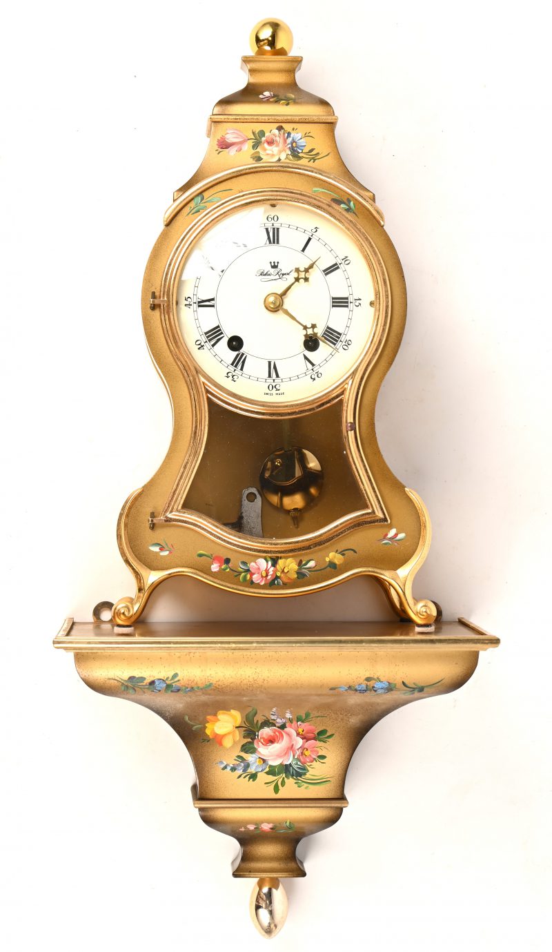 Een kunststoffen klokje met bijhorende wandconsole, gemerkt Palais Royal.