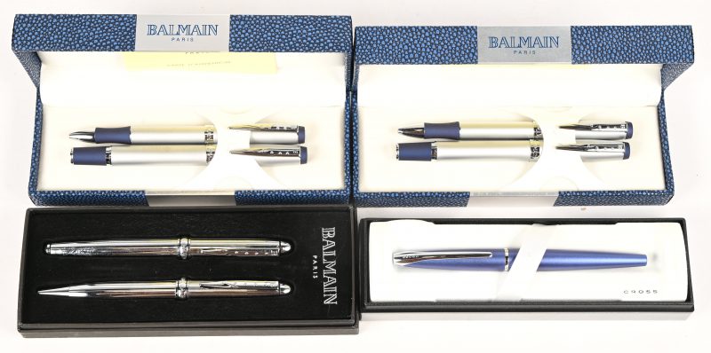 Een partij ballpennen bestaande uit een Cross Blue Azorite en 3 Balmain gift sets.