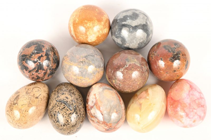 Een lot van 11 marmeren eieren en bollen.