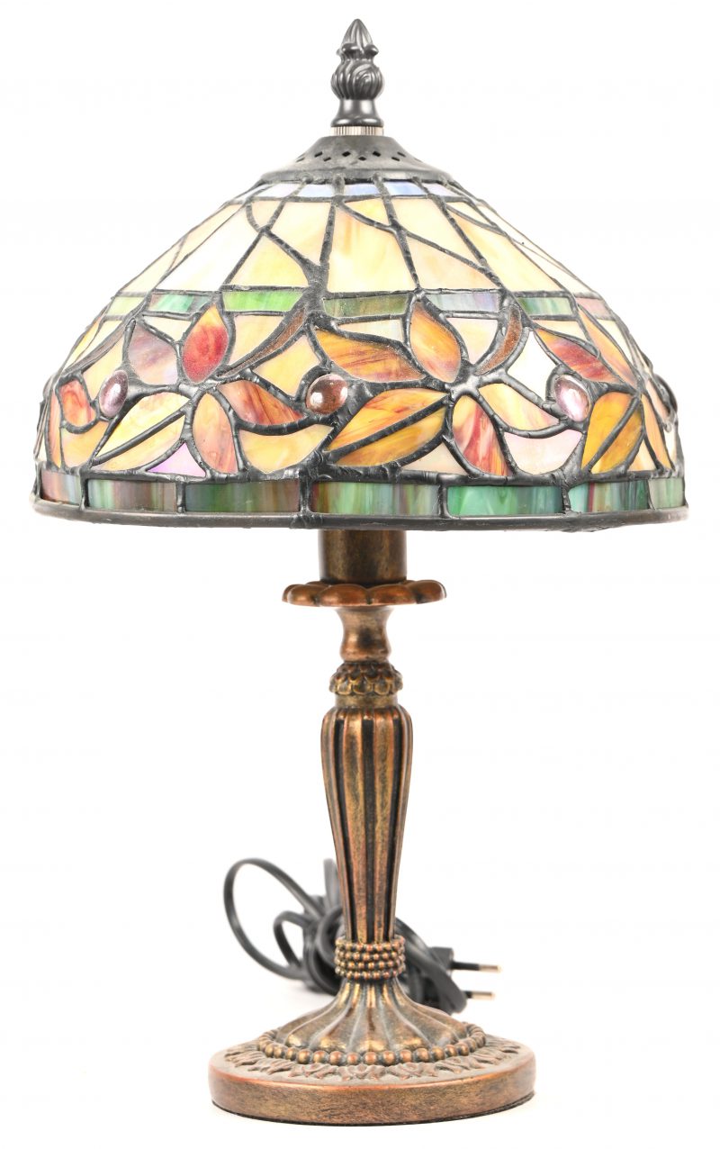 Een tafellampje in Tiffany-stijl, glas in lood kap.