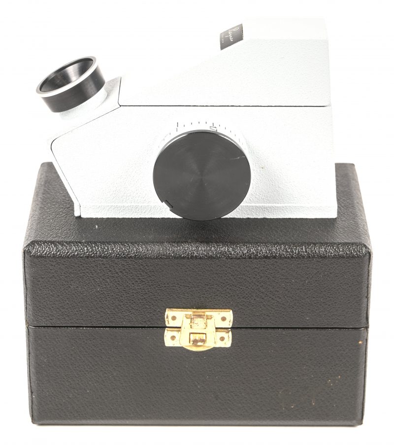 Een Rayner Dialdex refractometer, hiermee bepaalt men de brekingsindex van een vloeistof of van een vaste stof.